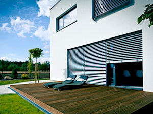 rolety zewnętrzne - Średni z meblami ogrodowymi taras z przodu domu z tyłu domu, styl nowoczesny - zdjęcie od ANWIS Sp. z o.o.