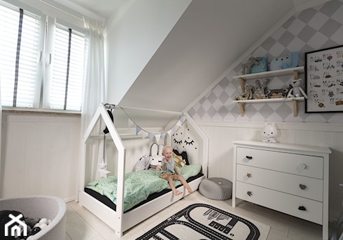 Osłony okienne do pokoju dziecka - Średni biały pokój dziecka dla dziecka dla chłopca dla dziewczynki, styl skandynawski - zdjęcie od ANWIS Sp. z o.o.