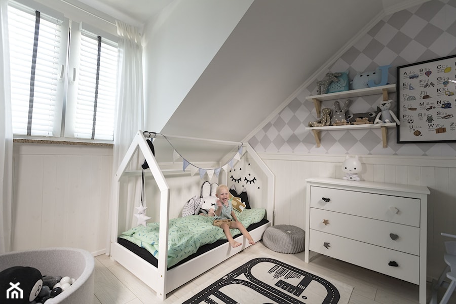 Osłony okienne do pokoju dziecka - Średni biały pokój dziecka dla dziecka dla chłopca dla dziewczynki, styl skandynawski - zdjęcie od ANWIS Sp. z o.o.