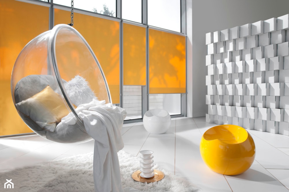 fotel kula zwisająca z sufitu, fotel przezroczysty, biały salon z pomarańczowymi dodatkami, plastikowa pufa, kontraktowe wnętrze