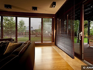 Żaluzje drewniane - Duży salon z tarasem / balkonem, styl nowoczesny - zdjęcie od ANWIS Sp. z o.o.