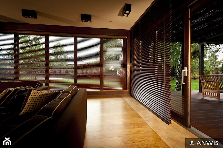 Żaluzje drewniane - Duży salon z tarasem / balkonem, styl nowoczesny - zdjęcie od ANWIS Sp. z o.o.