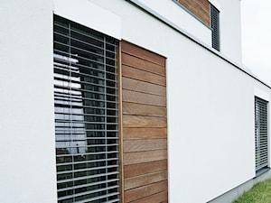 żaluzje fasadowe - Średnie jednopiętrowe nowoczesne domy jednorodzinne murowane - zdjęcie od ANWIS Sp. z o.o.