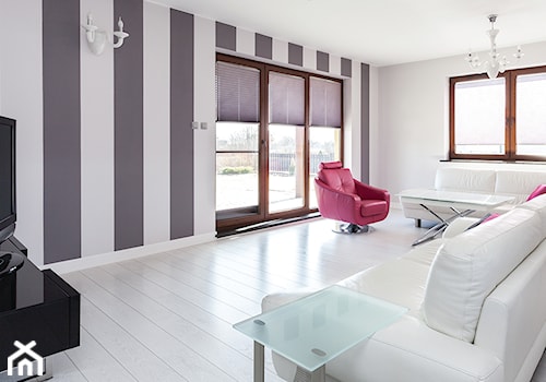 Plisy - Średni biały fioletowy salon, styl glamour - zdjęcie od ANWIS Sp. z o.o.