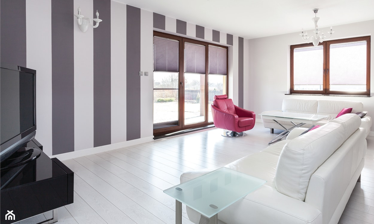 Plisy - Średni biały fioletowy salon, styl glamour - zdjęcie od ANWIS Sp. z o.o. - Homebook