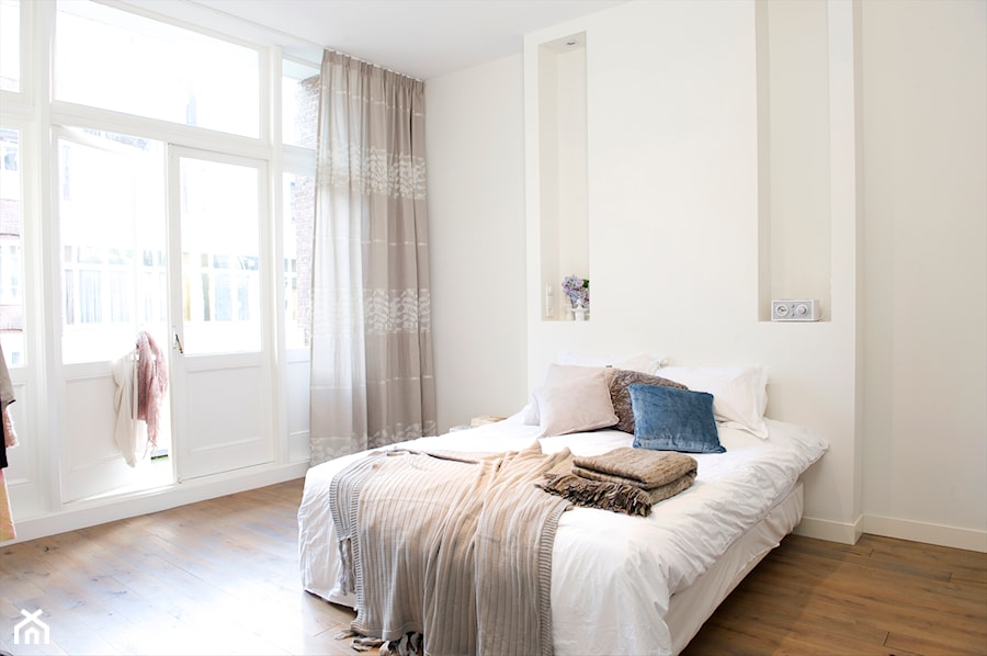 Zasłona FLEX - Średnia biała sypialnia, styl skandynawski - zdjęcie od ANWIS Sp. z o.o.