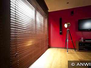 Żaluzje drewniane - Mały czerwony salon, styl nowoczesny - zdjęcie od ANWIS Sp. z o.o.
