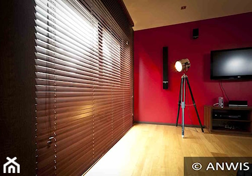 Żaluzje drewniane - Mały czerwony salon, styl nowoczesny - zdjęcie od ANWIS Sp. z o.o.