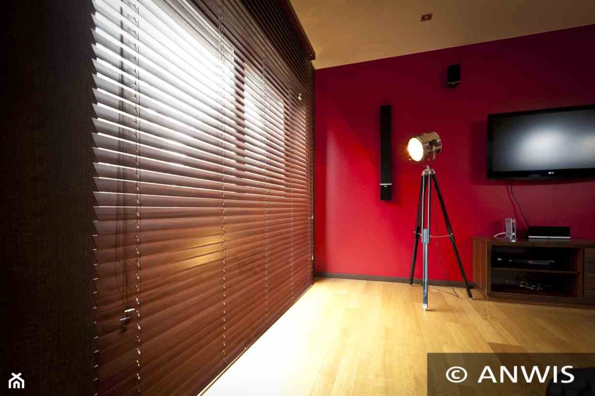 Żaluzje drewniane - Mały czerwony salon, styl nowoczesny - zdjęcie od ANWIS Sp. z o.o. - Homebook