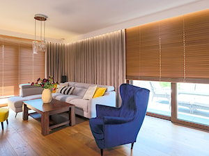 Żaluzje drewniane - Duży biały salon z tarasem / balkonem, styl nowoczesny - zdjęcie od ANWIS Sp. z o.o.