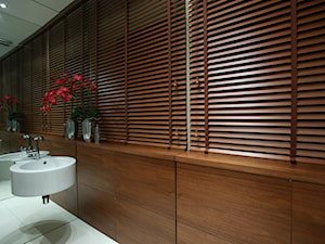 Żaluzje drewniane - Duża z lustrem z punktowym oświetleniem łazienka z oknem - zdjęcie od ANWIS Sp. z o.o.