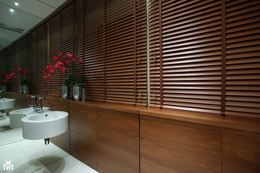 Żaluzje drewniane - Duża z lustrem z punktowym oświetleniem łazienka z oknem - zdjęcie od ANWIS Sp. z o.o.
