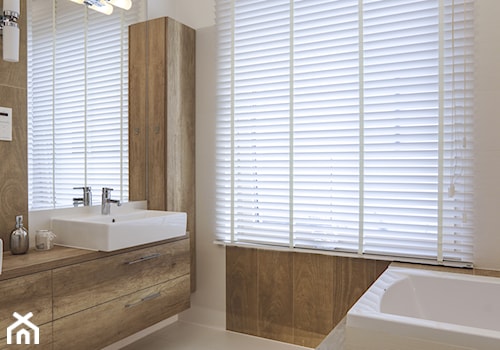 Żaluzje drewniane - Mała z lustrem z punktowym oświetleniem łazienka z oknem, styl minimalistyczny - zdjęcie od ANWIS Sp. z o.o.