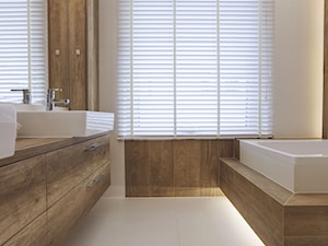 Żaluzje drewniane - Średnia z lustrem z dwoma umywalkami łazienka z oknem, styl minimalistyczny - zdjęcie od ANWIS Sp. z o.o.