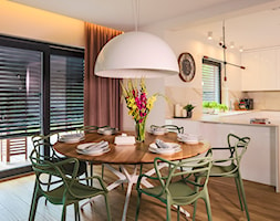 Żaluzja fasadowa SOLIDBOX - Średnia otwarta biała jadalnia w kuchni, styl nowoczesny - zdjęcie od ANWIS Sp. z o.o. - Homebook