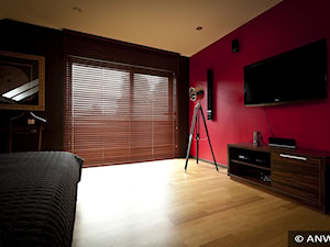 Żaluzje drewniane - Średni czerwony salon, styl nowoczesny - zdjęcie od ANWIS Sp. z o.o.
