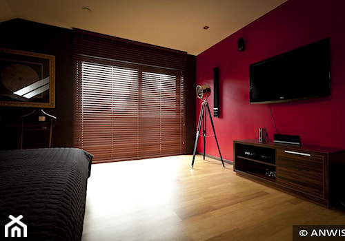 Żaluzje drewniane - Średni czerwony salon, styl nowoczesny - zdjęcie od ANWIS Sp. z o.o.