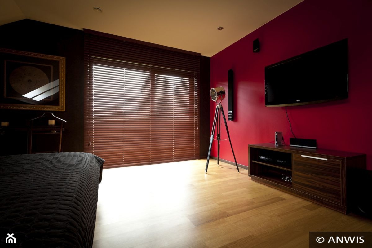 Żaluzje drewniane - Średni czerwony salon, styl nowoczesny - zdjęcie od ANWIS Sp. z o.o. - Homebook