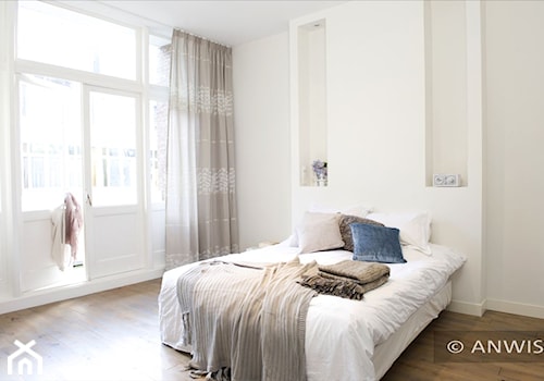 Zasłona rzymska - Średnia biała sypialnia, styl minimalistyczny - zdjęcie od ANWIS Sp. z o.o.