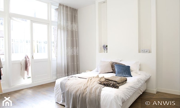 białe ściany, drewniana podłoga, sypialnia z wyjściem na balkon