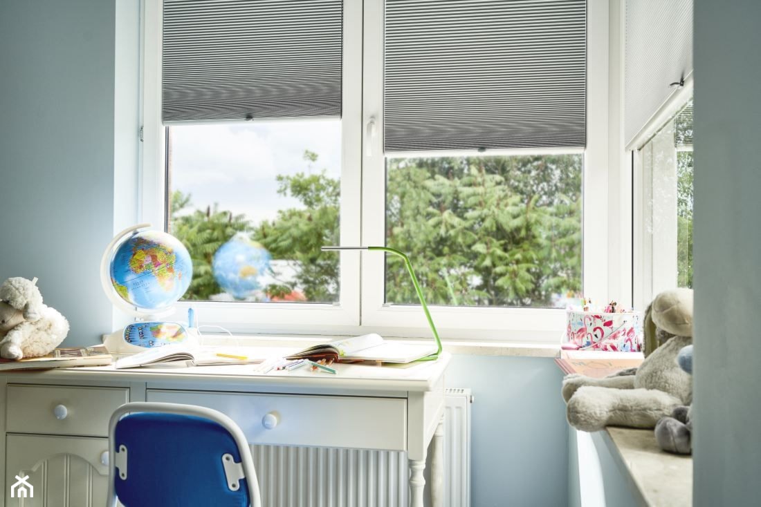 szare plisy na oknie w pokoju dziecka