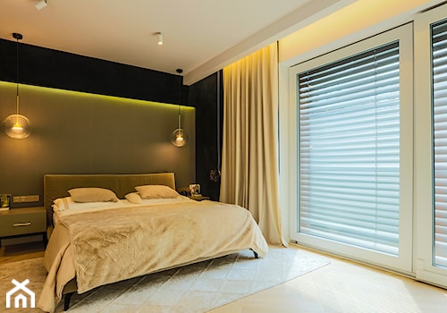 Żaluzja fasadowa SOLIDBOX - Duża biała czarna szara sypialnia, styl nowoczesny - zdjęcie od ANWIS Sp. z o.o.
