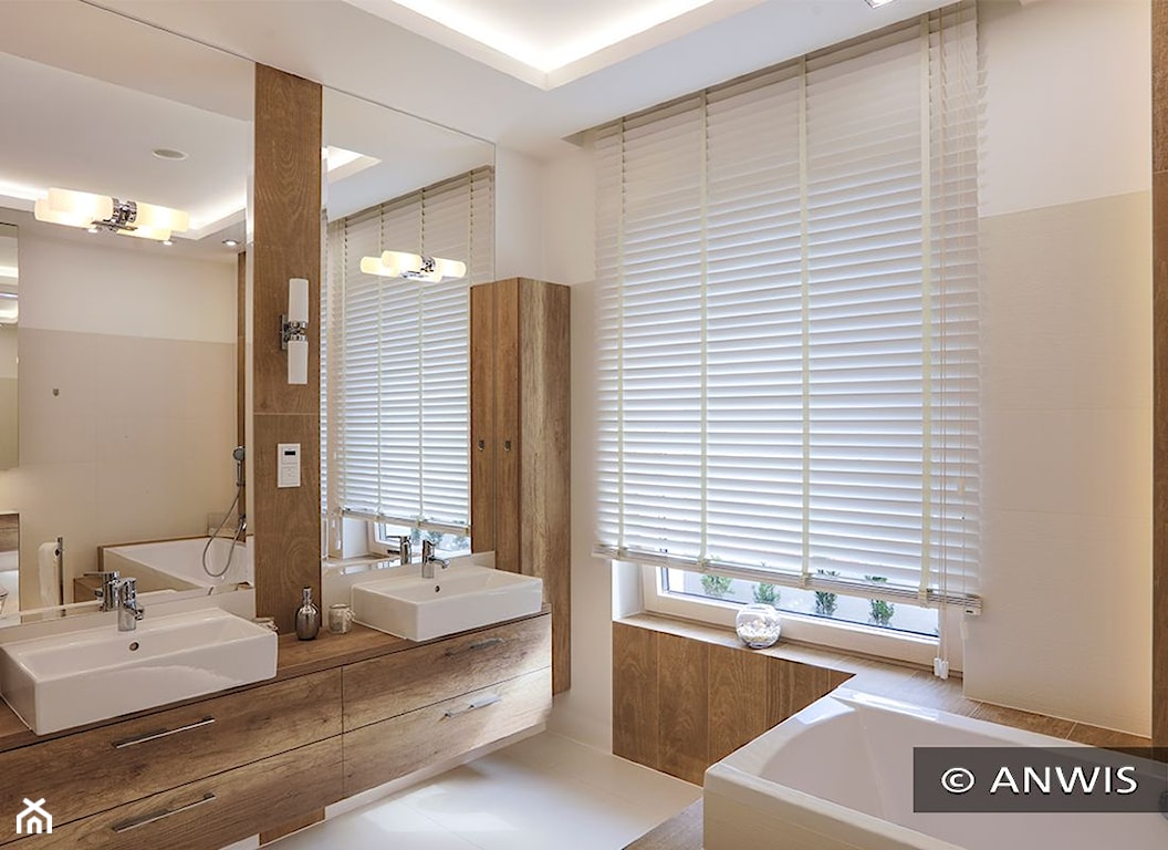 łazienka w stylu skandynawskim, białe rolety wewnętrzne, umywalki nablatowe,drewniane dodatki