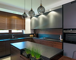 Żaluzje drewniane - Średnia otwarta biała czarna kuchnia w kształcie litery l z wyspą z oknem, styl ... - zdjęcie od ANWIS Sp. z o.o. - Homebook