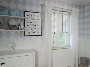 Żaluzje drewniane - Mały biały szary pokój dziecka dla dziecka dla chłopca dla dziewczynki - zdjęcie od ANWIS Sp. z o.o.