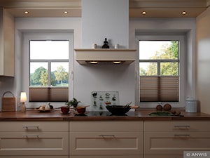 Żaluzje plisowane - Średnia otwarta z salonem beżowa biała kuchnia jednorzędowa z oknem - zdjęcie od ANWIS Sp. z o.o.
