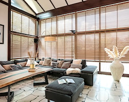 Żaluzje drewniane - Duży biały salon, styl rustykalny - zdjęcie od ANWIS Sp. z o.o. - Homebook