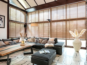 Żaluzje drewniane - Duży biały salon, styl rustykalny - zdjęcie od ANWIS Sp. z o.o.
