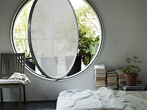 Rolety materiałowe - Średnia szara sypialnia, styl minimalistyczny - zdjęcie od ANWIS Sp. z o.o.