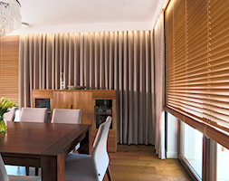Żaluzje drewniane - Średnia otwarta biała jadalnia w salonie, styl glamour - zdjęcie od ANWIS Sp. z o.o. - Homebook