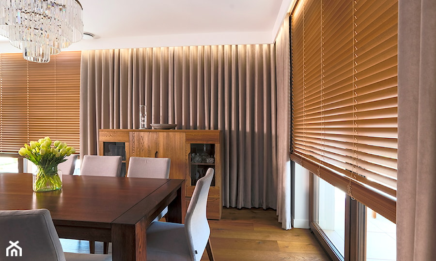 Żaluzje drewniane - Średnia biała jadalnia w salonie, styl glamour - zdjęcie od ANWIS Sp. z o.o.