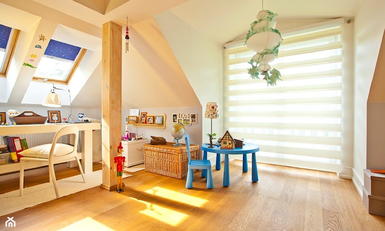 pokój dziecka na poddaszu, niebieski okrągły stolik, drewniana podłoga, białe krzesło, drewniana kolumna
