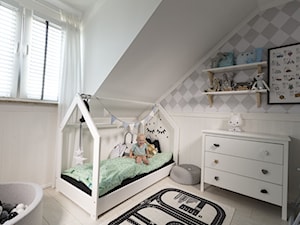 Osłony okienne do pokoju dziecka - Średni biały szary pokój dziecka dla dziecka dla dziewczynki, styl skandynawski - zdjęcie od ANWIS Sp. z o.o.