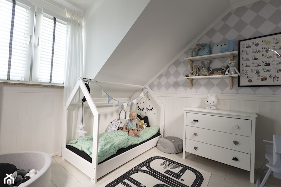 Osłony okienne do pokoju dziecka - Średni biały szary pokój dziecka dla dziecka dla dziewczynki, styl skandynawski - zdjęcie od ANWIS Sp. z o.o.