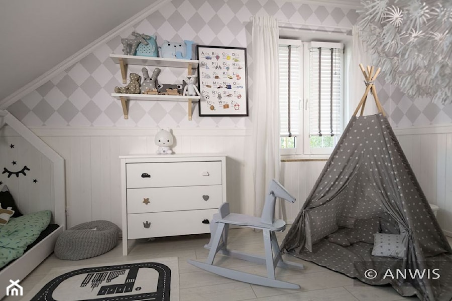 Inspiracje - Mały biały szary pokój dziecka dla dziecka dla chłopca dla dziewczynki, styl skandynawski - zdjęcie od ANWIS Sp. z o.o.