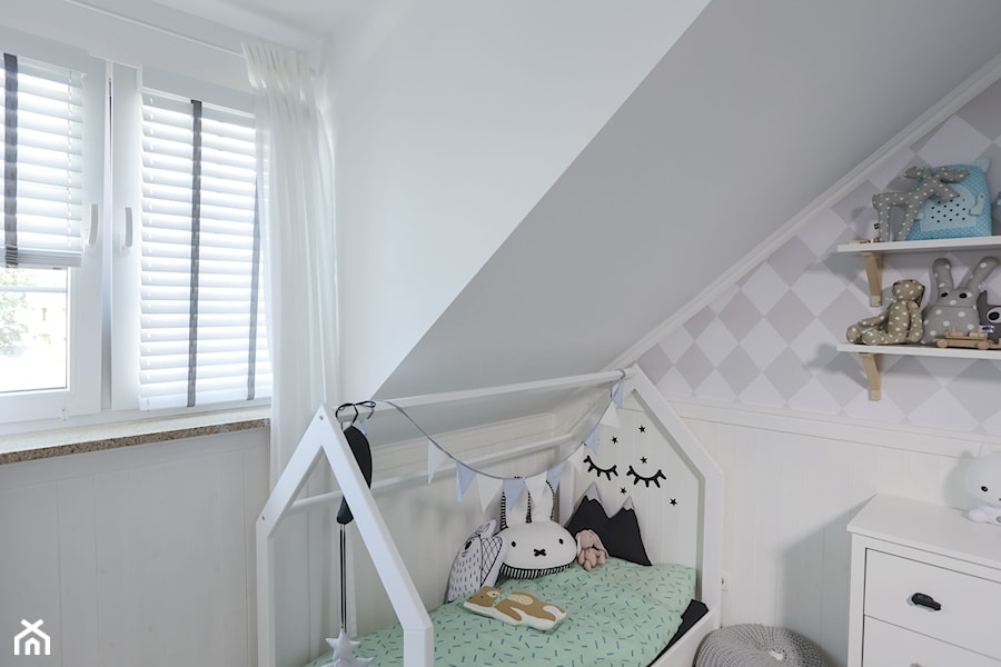 Osłony okienne do pokoju dziecka - Mały biały szary pokój dziecka dla dziecka dla chłopca dla dziewczynki, styl skandynawski - zdjęcie od ANWIS Sp. z o.o.