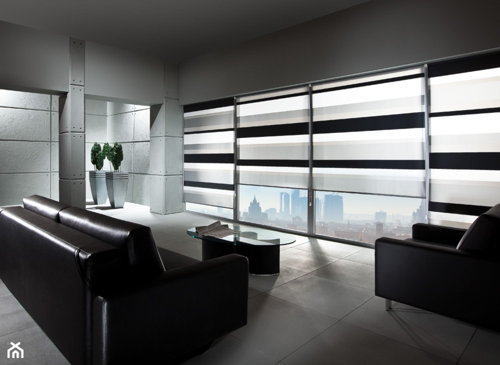 minimalistyczny salon, ściany z betonowych płyt, czarna skórzana sofa, czarny skórzany wypoczynek
