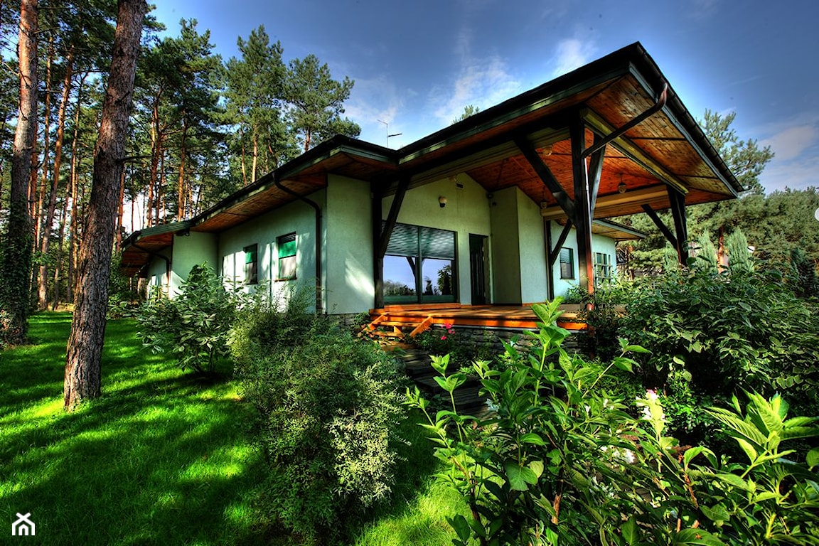 dom z tarasem w pobliżu lasu, drewniany taras