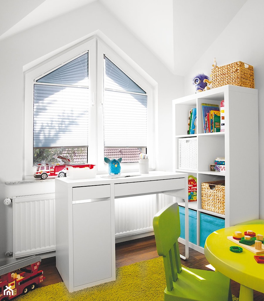 Osłony okienne do pokoju dziecka - Mały biały pokój dziecka dla dziecka dla chłopca, styl skandynawski - zdjęcie od ANWIS Sp. z o.o.