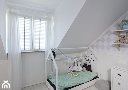 Żaluzje drewniane - Mały biały szary pokój dziecka dla dziecka dla chłopca dla dziewczynki - zdjęcie od ANWIS Sp. z o.o.