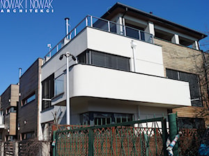 WŁOCHY - Duże dwupiętrowe nowoczesne domy wielorodzinne murowane, styl nowoczesny - zdjęcie od Nowak i Nowak Architekci