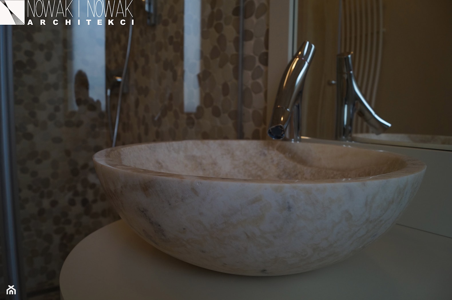 Domowe SPA- łazienka przy SPA, umywalka z onyksu - zdjęcie od Nowak i Nowak Architekci - Homebook