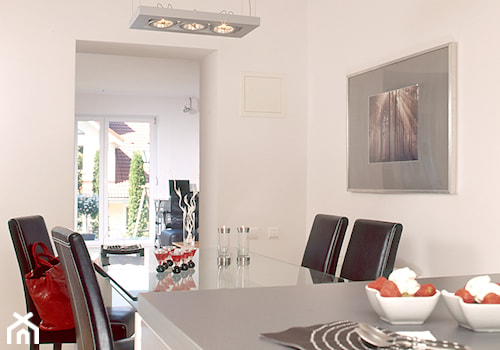 Projekt mieszkania w Gdyni - Średnia biała jadalnia jako osobne pomieszczenie - zdjęcie od DAKOR