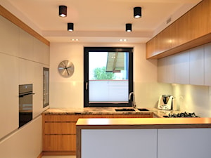 Projekt salonu z aneksem kuchennym 36 m2 / Bochnia - Średnia otwarta z salonem z kamiennym blatem biała z zabudowaną lodówką z podblatowym zlewozmywakiem kuchnia w kształcie litery u, styl minimalistyczny - zdjęcie od BIG IDEA studio projektowe