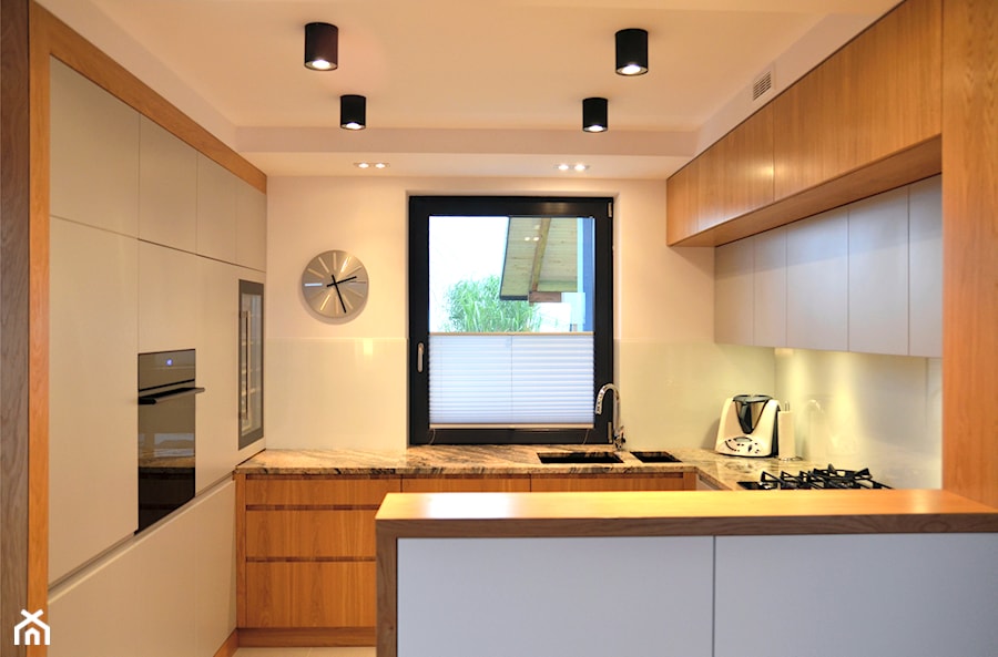 Projekt salonu z aneksem kuchennym 36 m2 / Bochnia - Średnia otwarta z salonem z kamiennym blatem biała z zabudowaną lodówką z podblatowym zlewozmywakiem kuchnia w kształcie litery u, styl minimalistyczny - zdjęcie od BIG IDEA studio projektowe