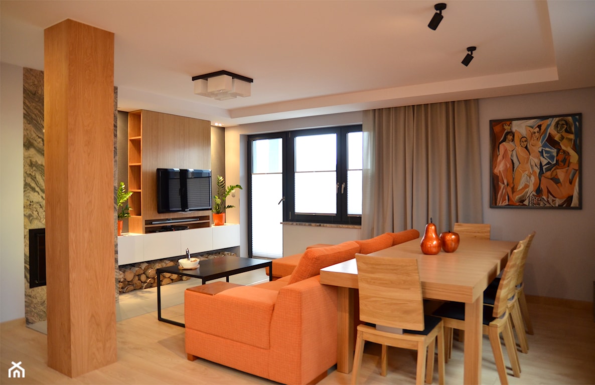 salon w stylu minimalistycznym z pomarańczowymi dodatkami
